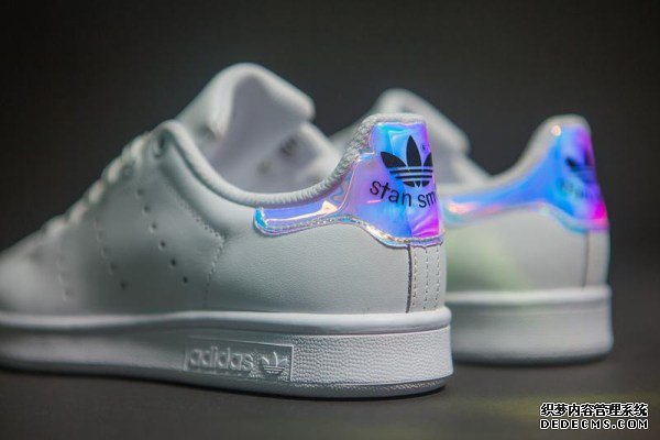 经测评阿迪耐克等品牌小白鞋不耐穿易开胶